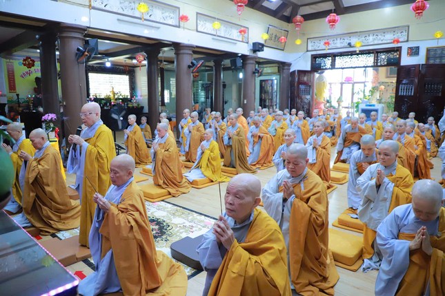 Chư Ni trưởng niêm hương cùng 95 hành giả Ni trường hạ chùa Bồ Đề Lan nhã đảnh lễ Tam bảo Chư Ni trưởng niêm hương cùng 95 hành giả Ni trường hạ chùa Bồ Đề Lan nhã đảnh lễ Tam bảo