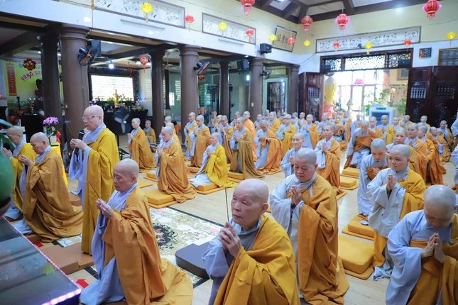 Chư Ni trưởng niêm hương cùng 95 hành giả Ni trường hạ chùa Bồ Đề Lan nhã đảnh lễ Tam bảo