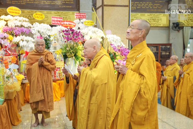 Chư tôn giáo phẩm dâng hương tưởng niệm