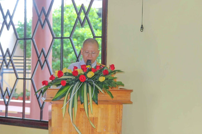 Ni sư Thích nữ Hạnh Pháp báo cáo chương trình tu học tại trường hạ