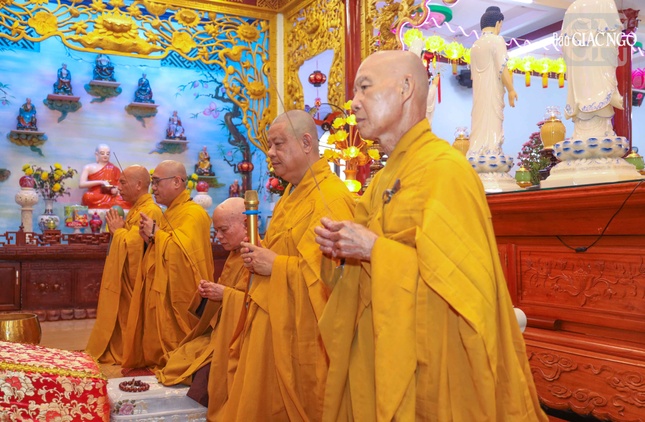 Chư tôn đức niêm hương Chư tôn đức niêm hương