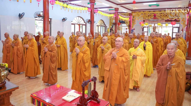 Chư tôn đức đảnh lễ Tam bảo