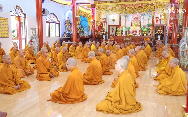 Chư hành giả an cư chùa Giác Nguyên thính giới