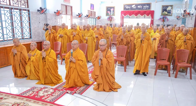 Thượng tọa Thích Minh Thanh tác bạch cung thỉnh Trưởng lão Hòa thượng Thích Minh Chơn giáo giới