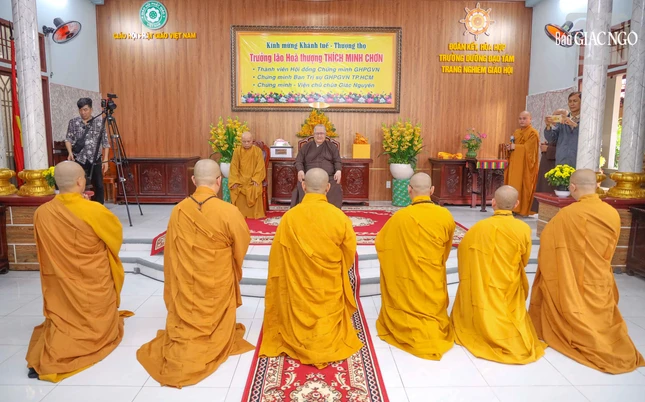 Chư Tăng trường hạ tác bạch khánh tuế nhị vị Hòa thượng