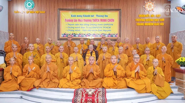 Chư Tăng chụp hình lưu niệm cùng Trưởng lão Hòa thượng Thích Minh Chơn