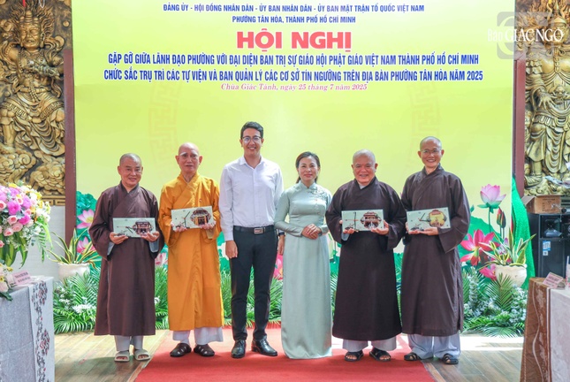 Tặng quà lưu niệm