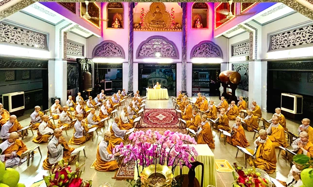 Lễ Bố-tát tụng giới của chư Ni tại trường hạ chùa Kim Sơn Lễ Bố-tát tụng giới của chư Ni tại trường hạ chùa Kim Sơn