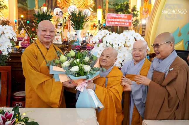 Hòa thượng Thích Lệ Trang cùng Ni trưởng Thích nữ Tịnh Nguyện, Trưởng ban Thường trực Ban Chứng minh Phân ban Ni giới T.Ư, Thiền chủ hạ trường