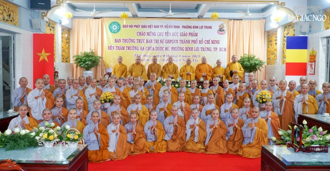 123 hành giả Ni tại hạ trường lưu niệm cùng chư tôn đức