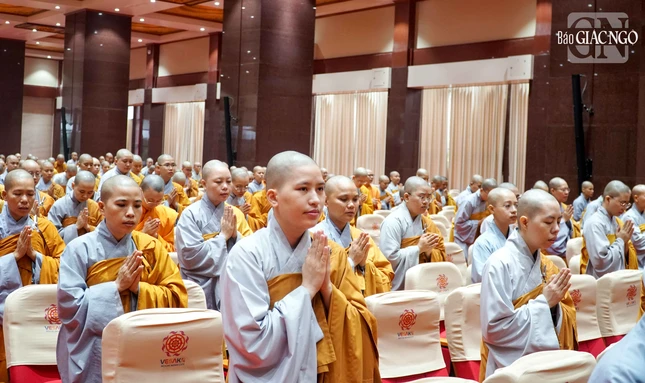 Chư Ni lắng nghe lời sách tấn