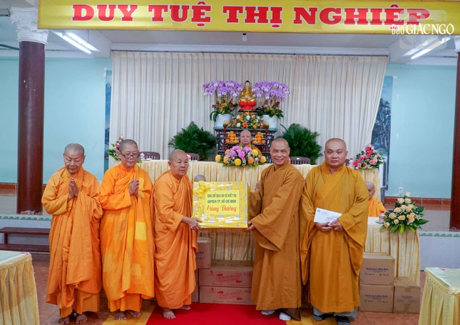 Ban Chức sự trường hạ tịnh xá Ngọc Phương đón nhận phẩm vật cúng dường