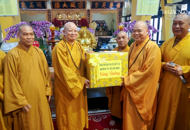 Thượng tọa Thích Thanh Phong cùng Ban Chức sự hạ trường đón nhận phẩm vật cúng dường