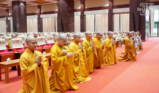 Thượng tọa Thích Phước Lượng báo cáo tình hình tu học của các hành giả lên chư tôn đức Ban Thường trực Ban Trị sự TP.HCM