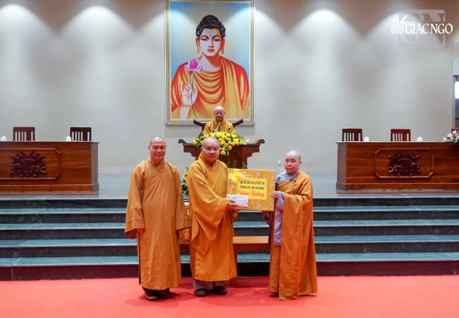 Trao tịnh tài, phẩm vật cúng dường chư Ni an cư chùa Thanh Tâm