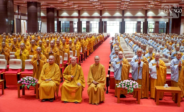 Gần 700 hành giả an cư ở Học viện Phật giáo VN tại TP.HCM chụp hình lưu niệm cùng Hòa thượng Thích lệ Trang