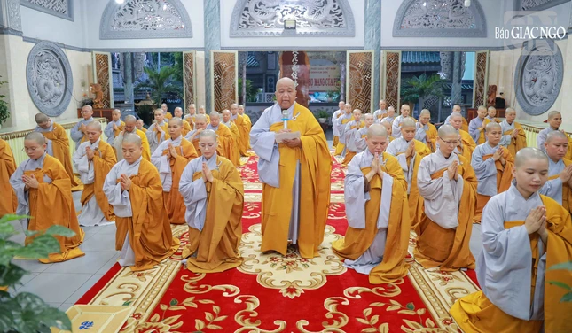 Ni sư Thích nữ Lệ Thuận, trụ trì kiêm Hóa chủ trường hạ chùa Kim Sơn báo cáo thời khóa tu học trong 3 tháng hạ