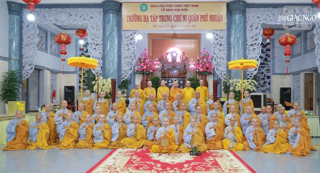 95 hành giả Ni trường hạ chùa Kim Sơn lưu niệm cùng chư tôn đức