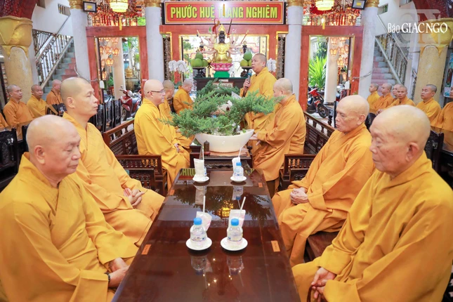 Đại đức Thích Minh Phước báo cáo nội quy tu học trong ba tháng hạ tại tổ đình Phổ Quang