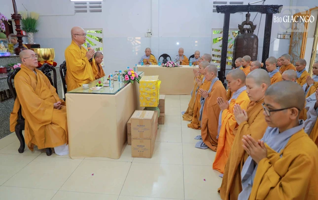 Chư Ni trường hạ chùa Mai Sơn lắng nghe lời chỉ dạy từ chư tôn đức