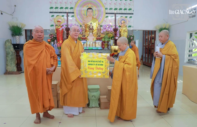 Ban Trị sự GHPGVN TP.HCM trao phẩm vật cúng dường đến Ban Chức sự trường hạ