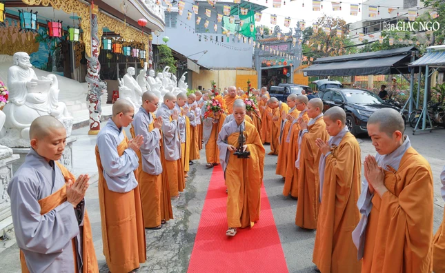 Chư Ni chùa Vạn Phước cung đón đoàn Ban Trị sự GHPGVN TP.HCM quang lâm