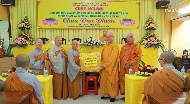 Ni trưởng Thích nữ Viên Giác, trụ trì kiêm Chánh Hóa chủ trường hạ chùa Vạn Phước đón nhận phẩm vật cúng dường