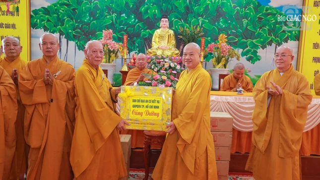 Hòa thượng Thích Huệ Thông, Thiền chủ trường hạ chùa Long Thạnh đón nhận phẩm vật cúng dường