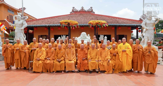 Chư tôn đức lưu niệm cùng 40 hành giả an cư tại trường hạ