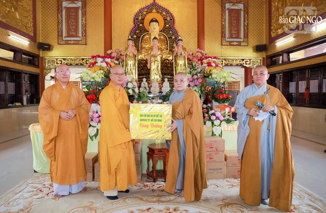 Trao phẩm vật cúng dường đến Ni sư Thích nữ Huệ Bình, trụ trì kiêm Hóa chủ trường hạ