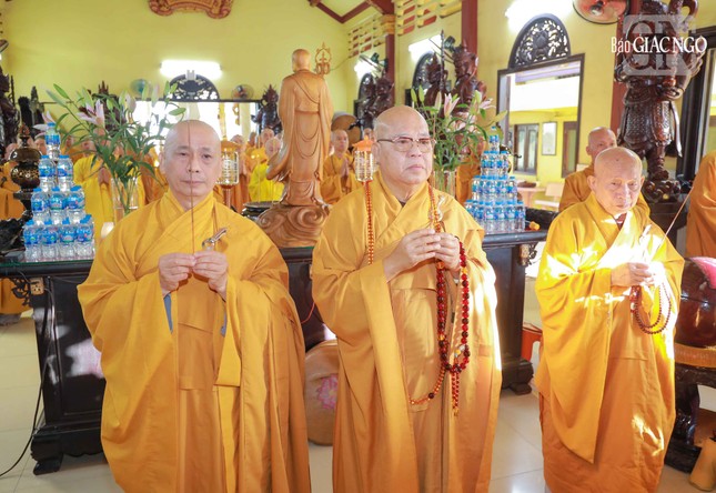 Chư tôn đức niêm hương tại chánh điện chùa Bửu Liên (P.Thạnh Mỹ Tây)