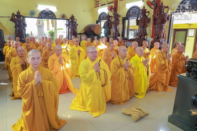 Chư Tăng trú xứ an cư tại các phường Bình Thạnh, Gia Định, Thạnh Mỹ Tây, Bình Lợi Trung và Bình Quới tham dự Lễ Bố-tát
