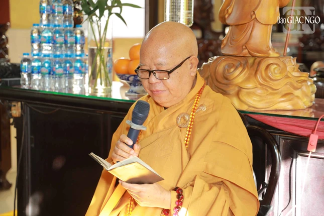 Hòa thượng Thích Tịnh Giác giáo giới đến đại chúng