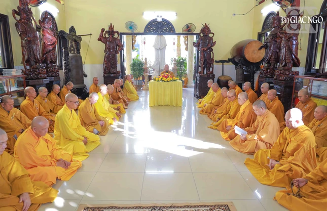 Chư Tăng trang nghiêm thanh tịnh thính giới