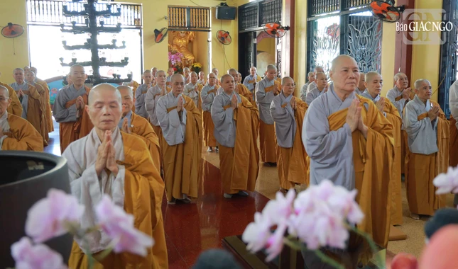 Thành kính đảnh lễ Tam bảo