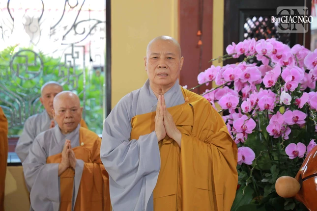 Ni trưởng Thích nữ Như Trí, trụ trì chùa Dược Sư cùng đại chúng thực hiện khóa lễ