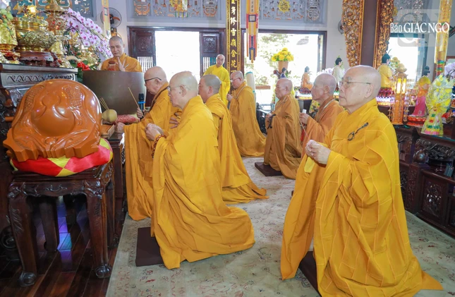 Chư tôn đức niêm hương