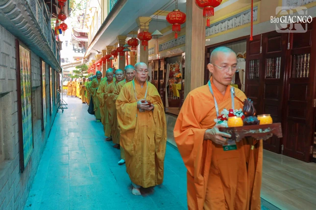 Chư Tăng thiền hành trong chánh niệm