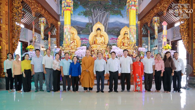 Lãnh đạo chính quyền P.Tân Sơn Nhất thăm chư Tăng trường hạ chùa Báo Ân nhân Đại lễ Vu lan - Báo hiếu Phật lịch 2569