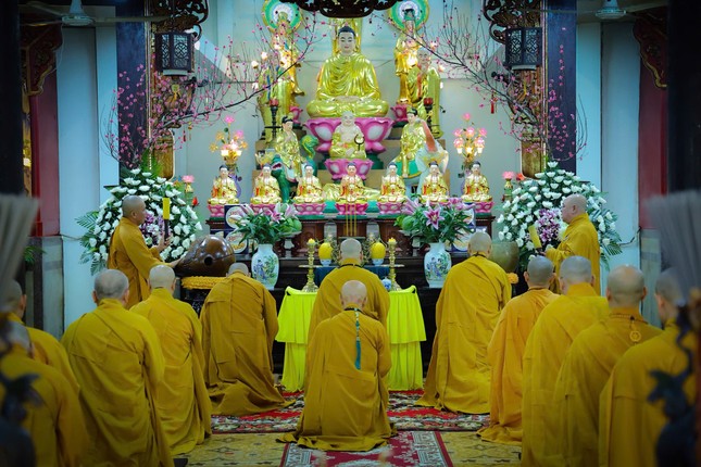 Chư tôn đức đảnh lễ Tam bảo