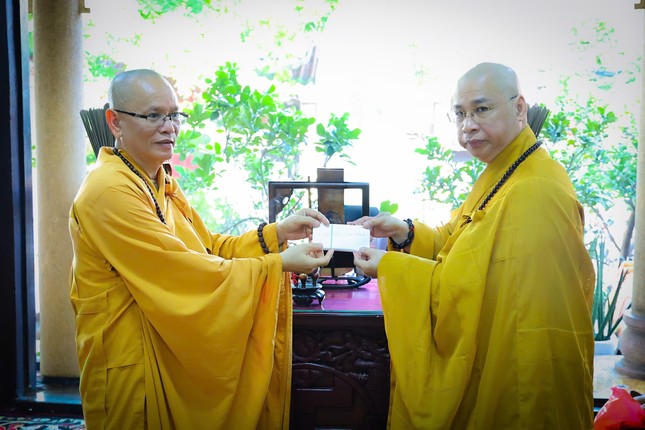 Trao sổ hạ đến Ban Chức sự trường hạ thiền viện Vạn Hạnh (P.Đức Nhuận)