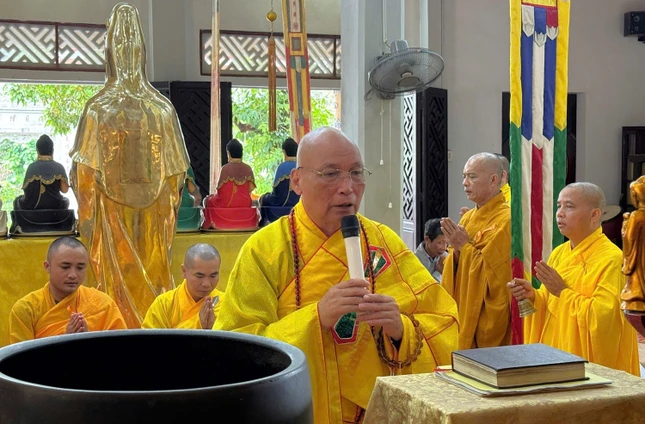 Hòa thượng Thích Phước Minh đương vi sám chủ khóa lễ cúng ngọ