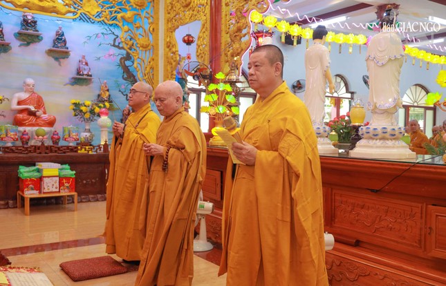 Chư tôn đức niêm hương