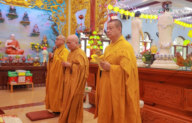 Chư tôn đức niêm hương Chư tôn đức niêm hương