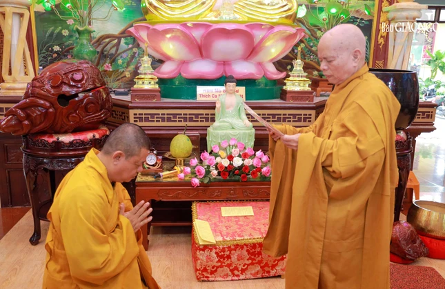 Chư tôn đức đối thú tự tứ Chư tôn đức đối thú tự tứ