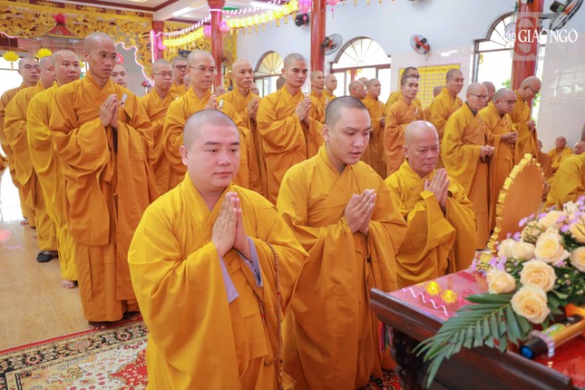 Chư Tăng lần lượt 3 vị tác bạch phép Tự tứ