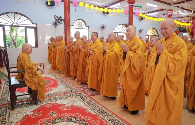 Thượng tọa Thích Minh Thanh tác bạch khánh tuế Hòa thượng Thích Thiện Minh Thượng tọa Thích Minh Thanh tác bạch khánh tuế Hòa thượng Thích Thiện Minh