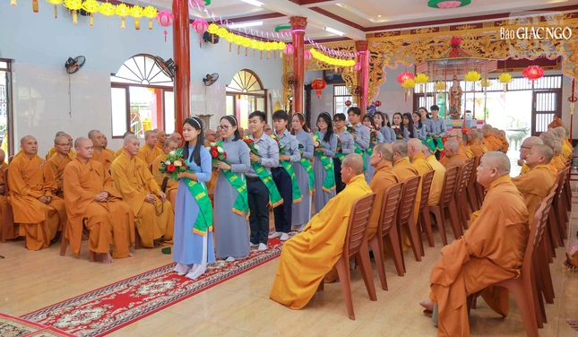 Gia đình Phật tử chùa Giác Nguyên dâng hoa cúng dường chư Tăng ngày mãn hạ Gia đình Phật tử chùa Giác Nguyên dâng hoa cúng dường chư Tăng ngày mãn hạ