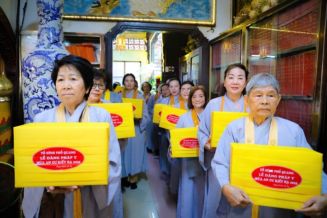 Phật tử dâng cúng pháp y lên chư Tăng sau ba tháng hạ an cư