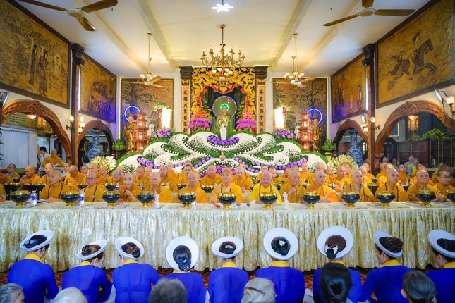 Chư tôn đức chứng minh